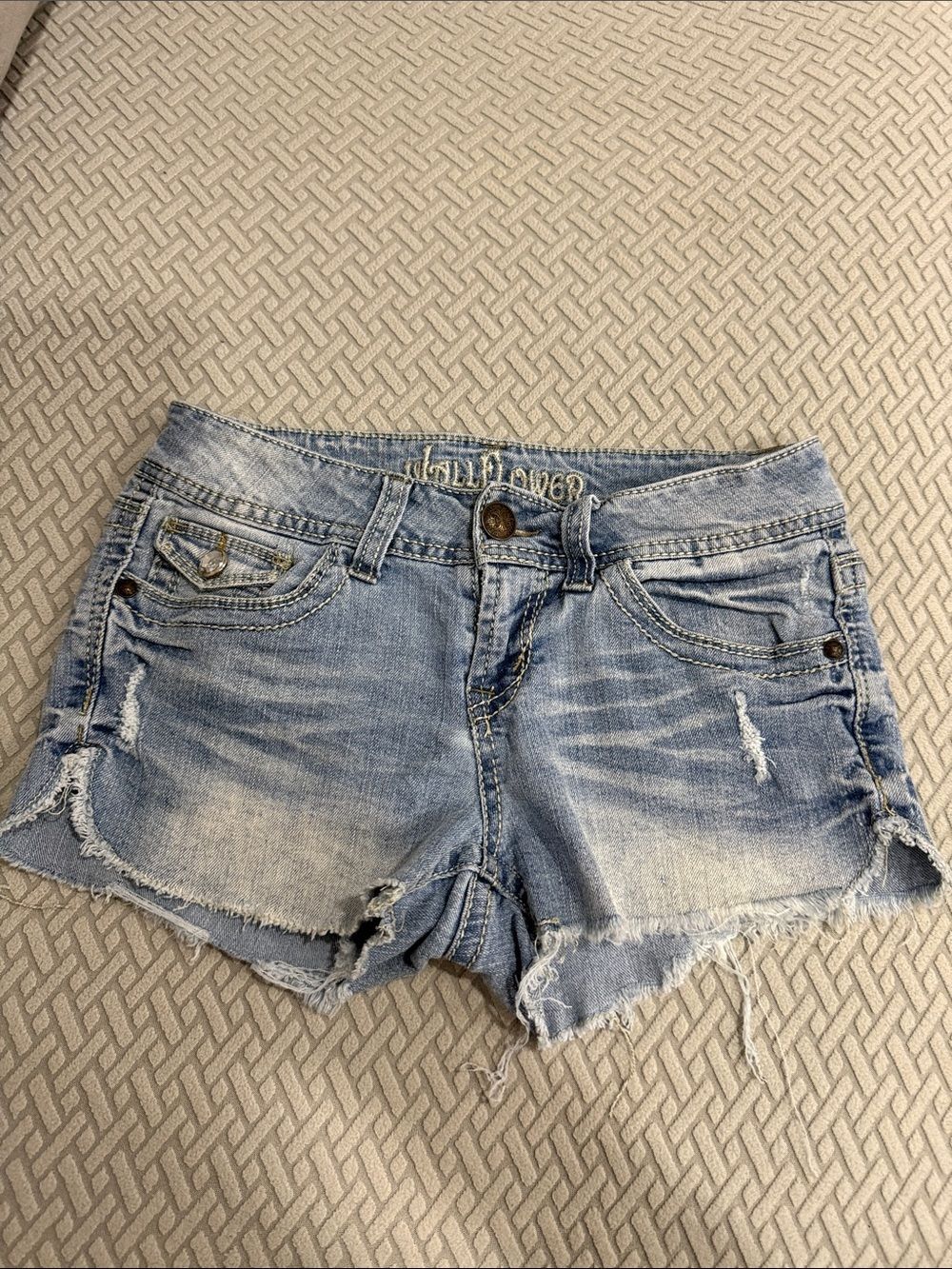 WallFlower Jean Short Distressed Pockets Zipper Closure Light-wash Size 5